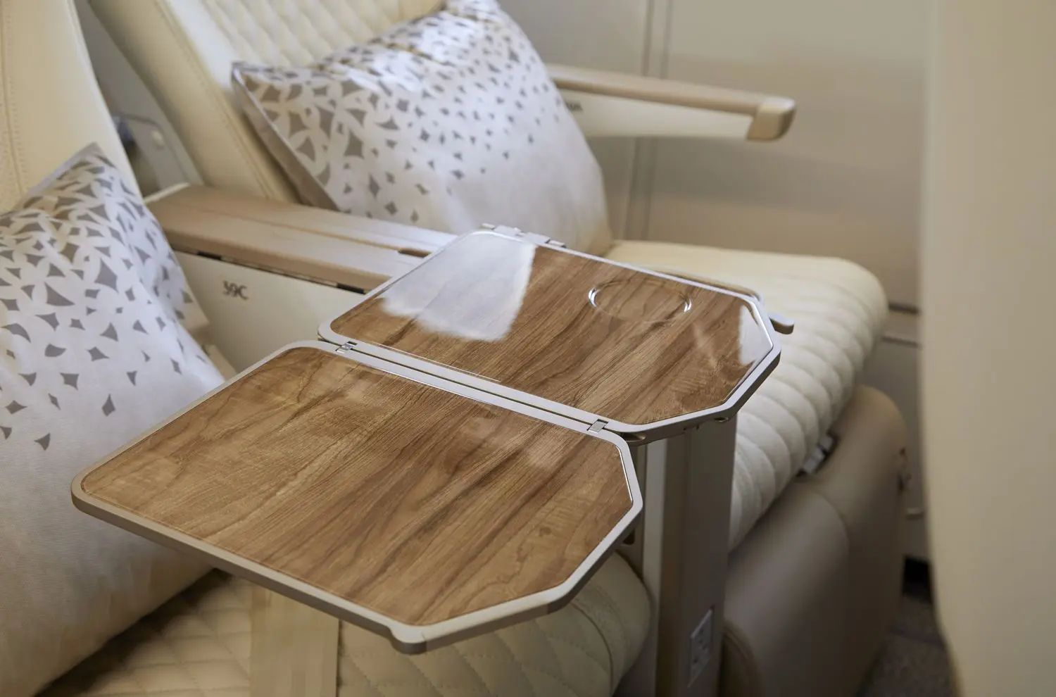 エミレーツ航空プレミアムエコノミーのテーブル