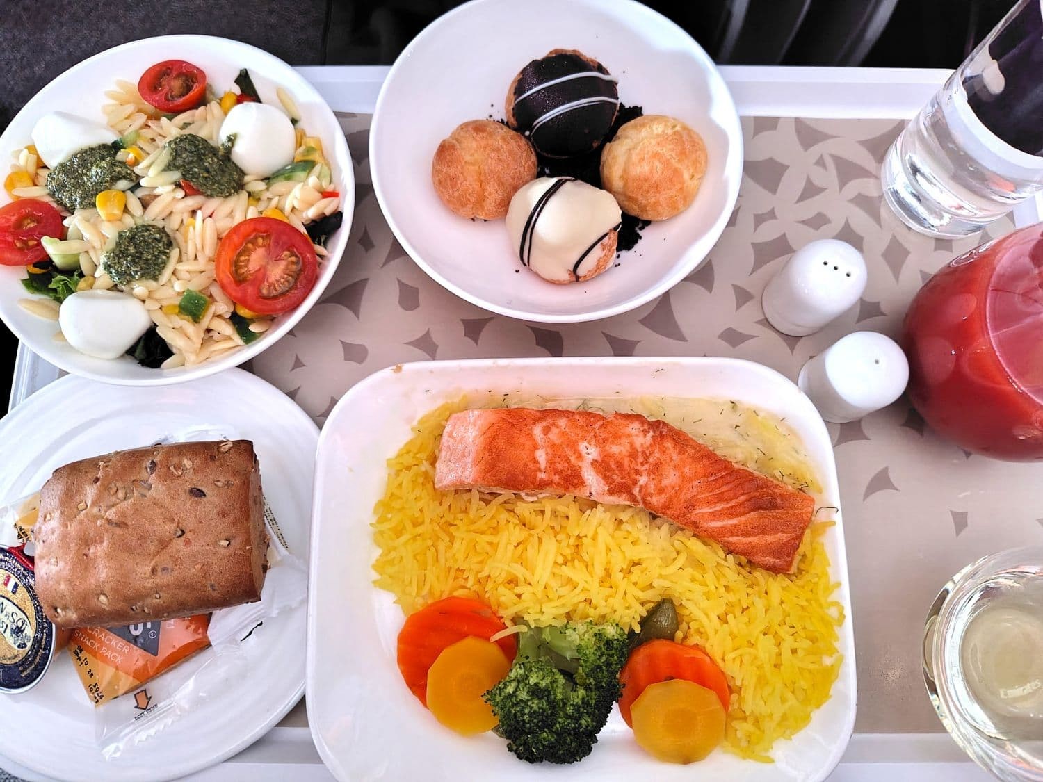 EKプレエコ機内食