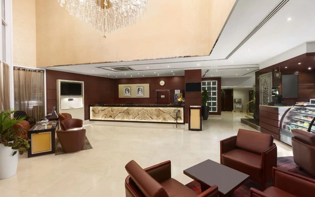 HowardJohnson-2-lobby