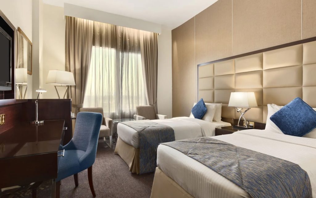 HowardJohnson-3-guestroom1