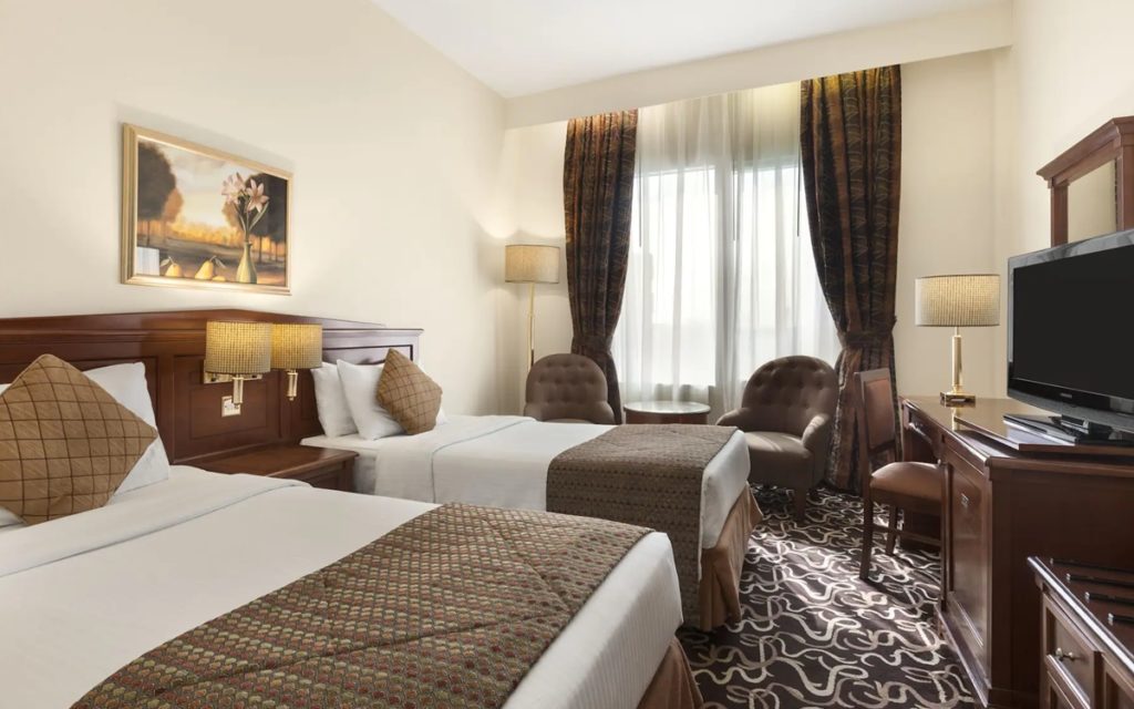 HowardJohnson-4-guestroom2