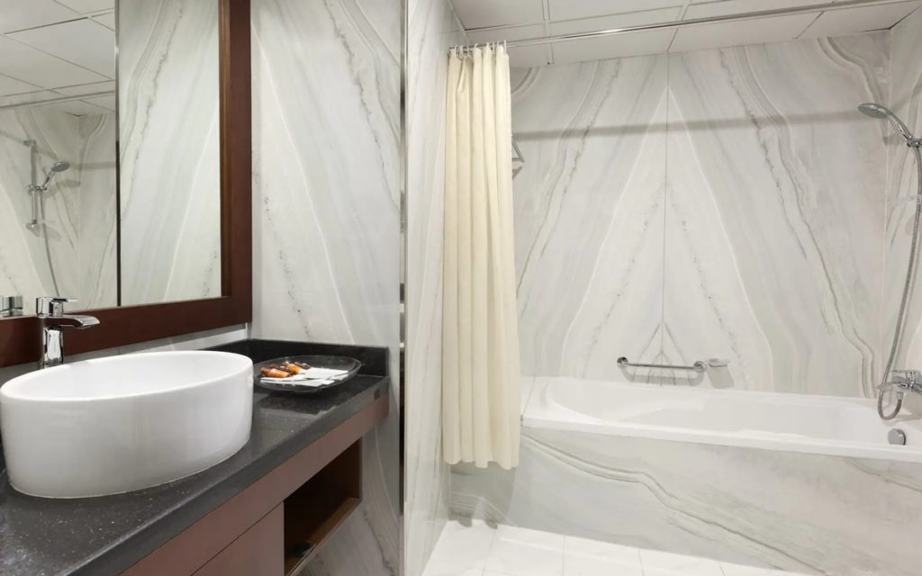 HowardJohnson-5-guestroom3