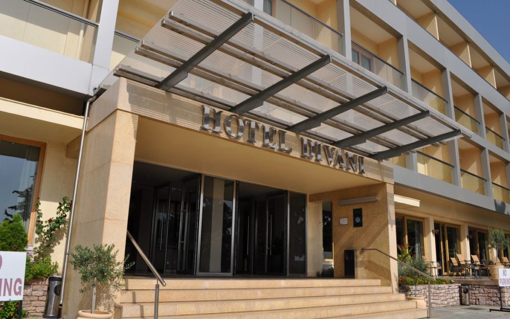 ディバニ メテオラ ホテル カランバカ